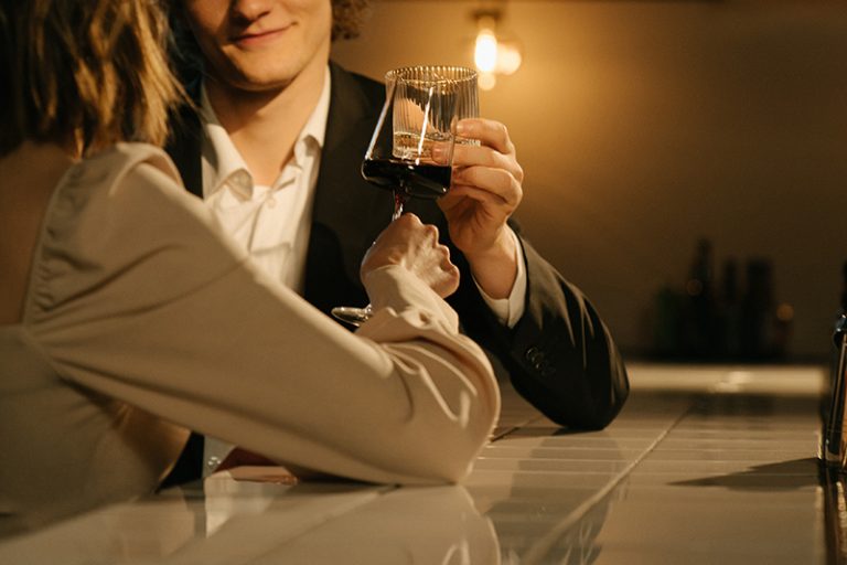 ein Mann und eine Frau, die einen Toast mit Wein haben