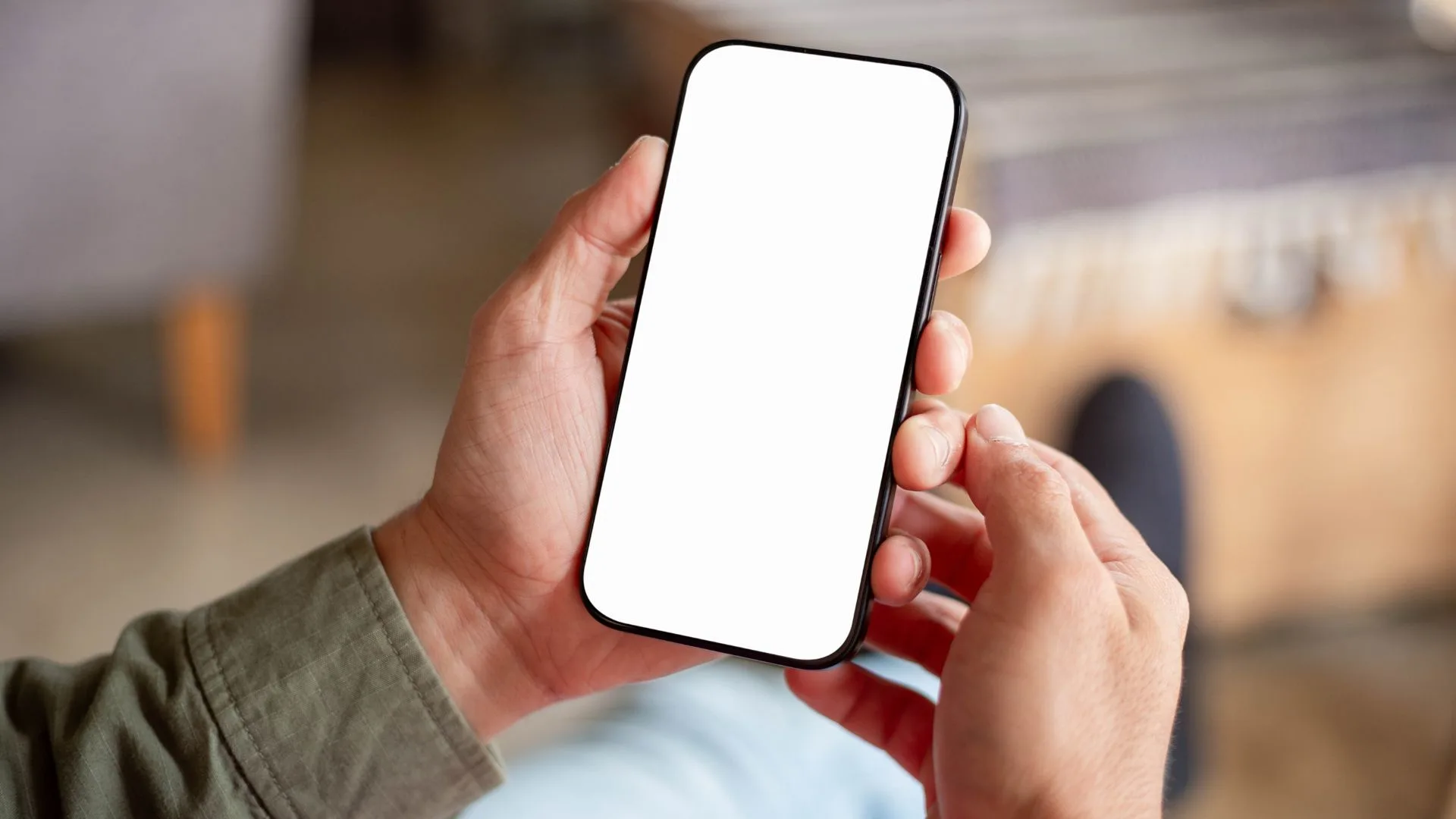 Mann mit einem Telefon in der Hand