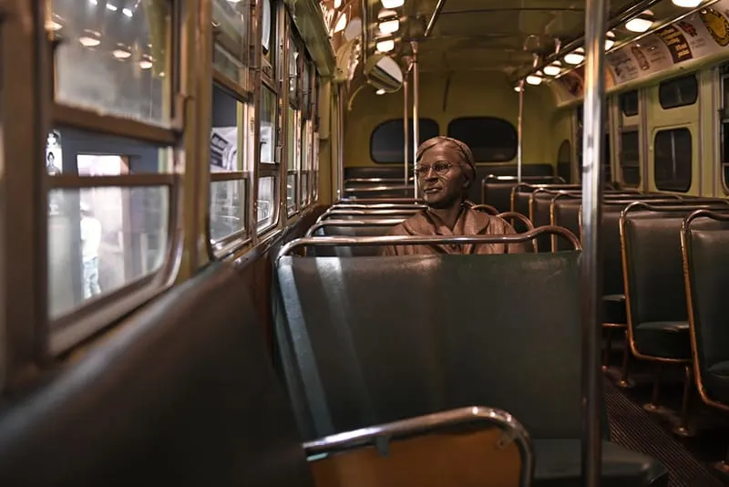 Skulptur von Rosa Parks im Bus des National Civil Rights Museum