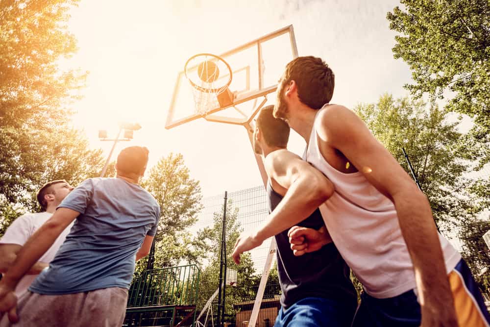 Vier Männer spielen Stretball