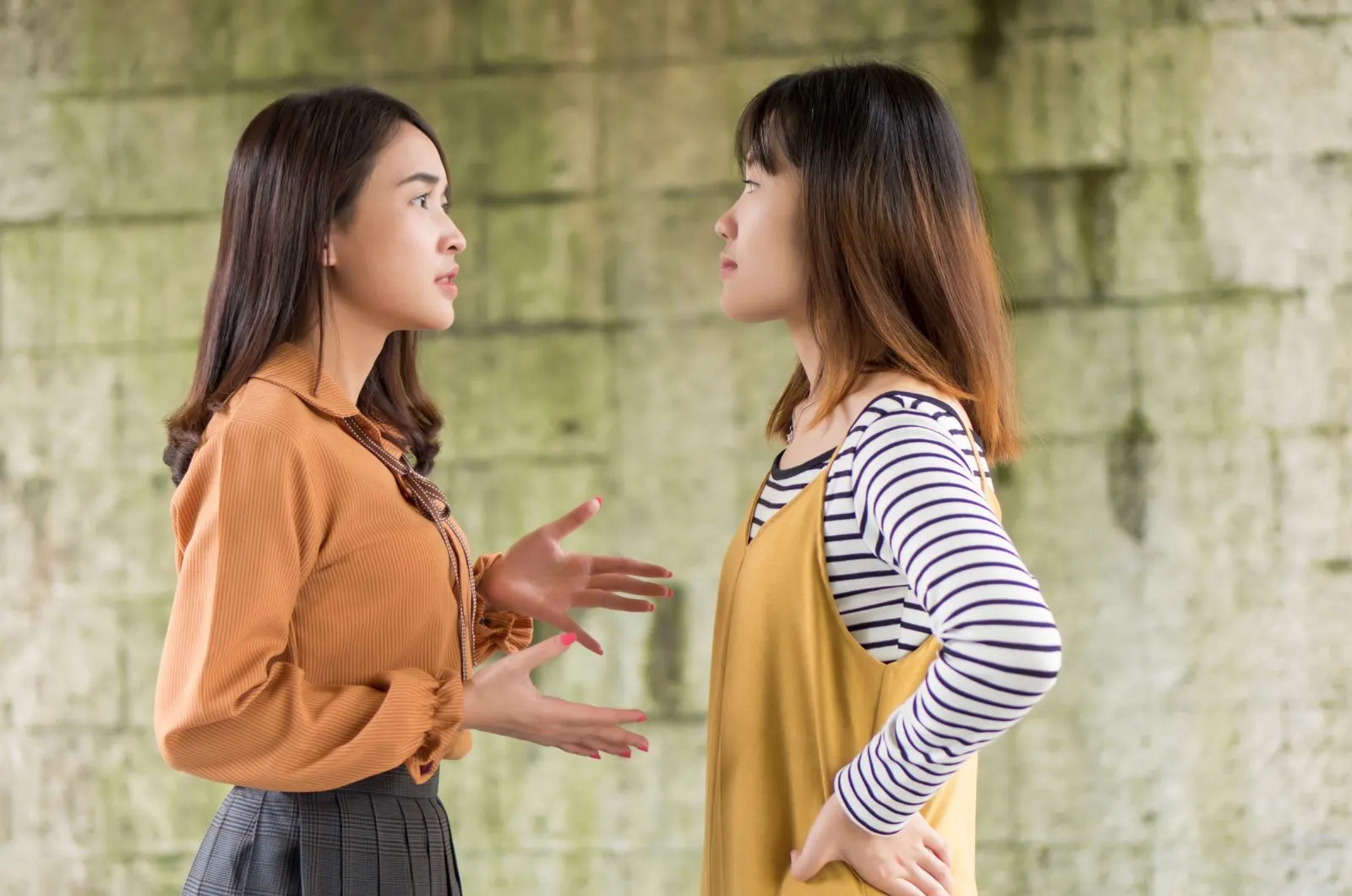 Zwei Freundinnen streiten