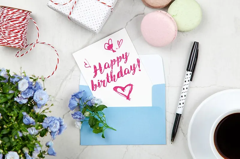 ein "Alles Gute zum Geburtstag" -Text auf Papier in einem Umschlag