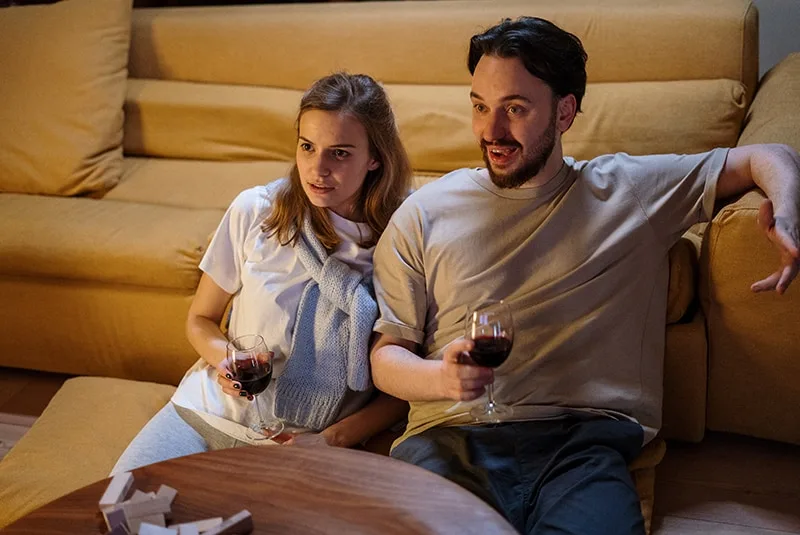 Ein Paar verbringt Zeit miteinander und trinkt abends Wein