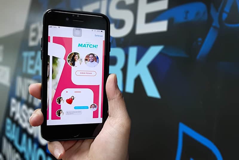 eine Person, die ein Smartphone hält und eine Dating-Anwendung verwendet