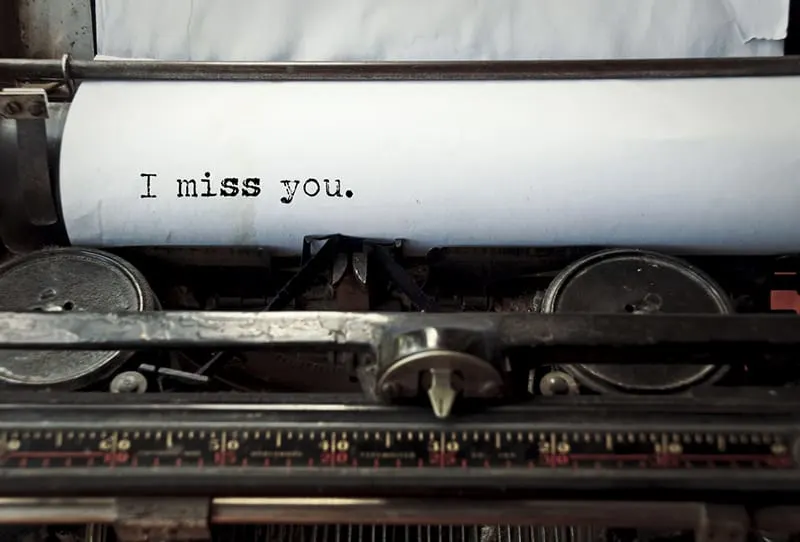 eine Schreibmaschine mit Blatt Papier und dem Satz: Ich vermisse dich