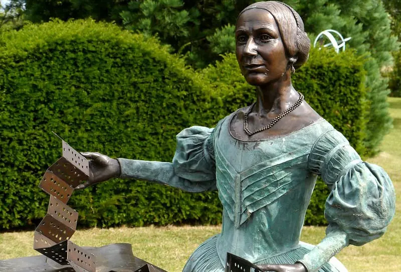 eine Statue von Ada Lovelace im Garten der Helden