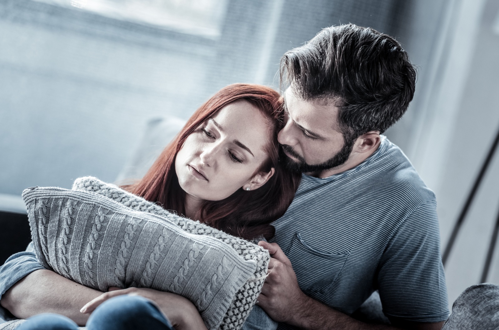 mann und eine traurige frau