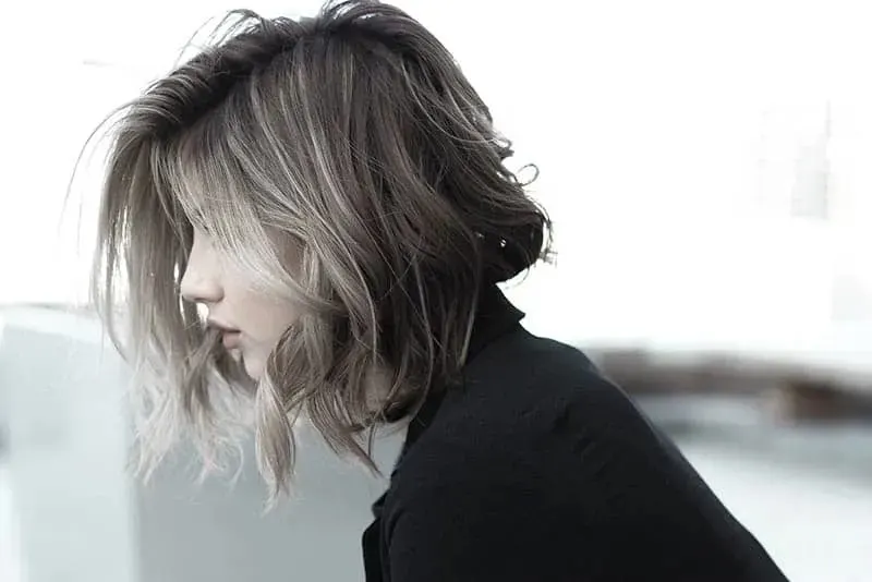 Frau mit kurzen Haaren
