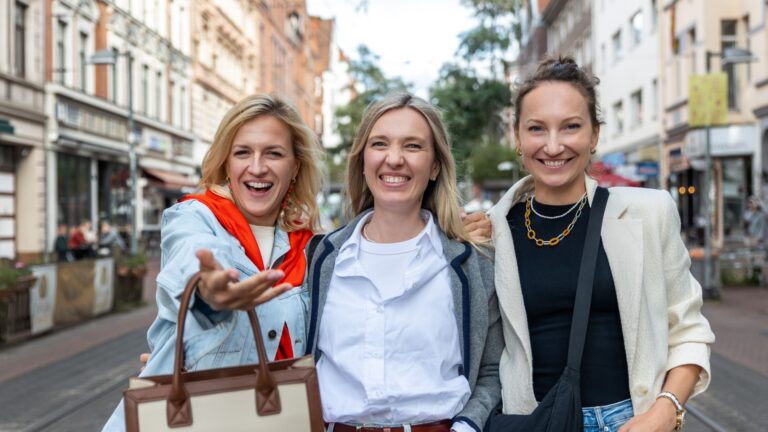 drei frauen lachen