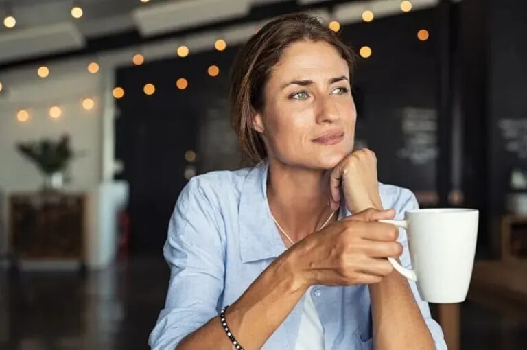 Achtsame Frau haelt eine Tasse