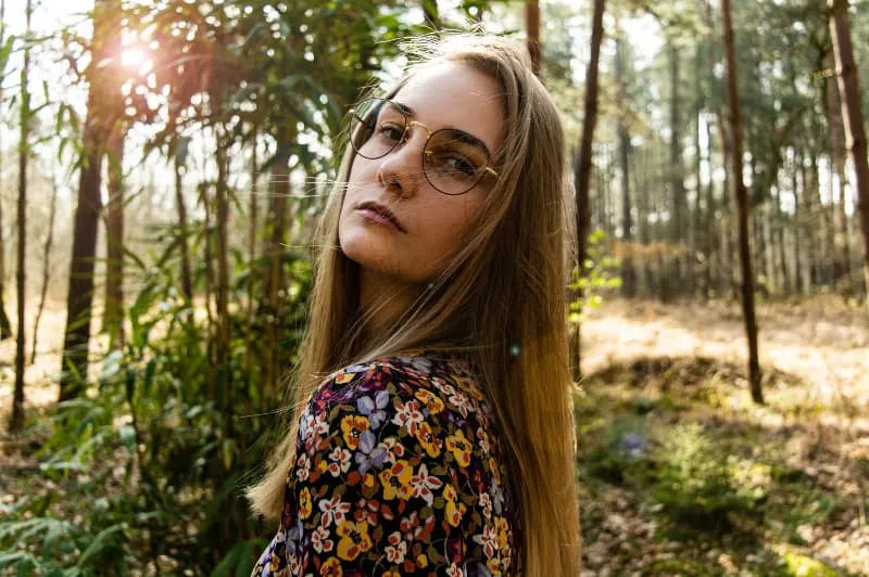 ein junges Mädchen mit Brille in der Natur