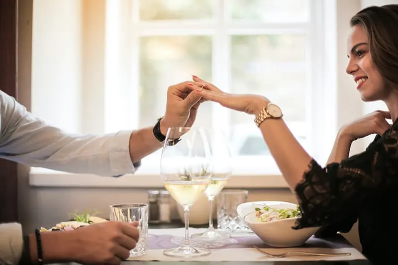 Ein Mann und eine Frau verloben sich während des Mittagessens im Restaurant