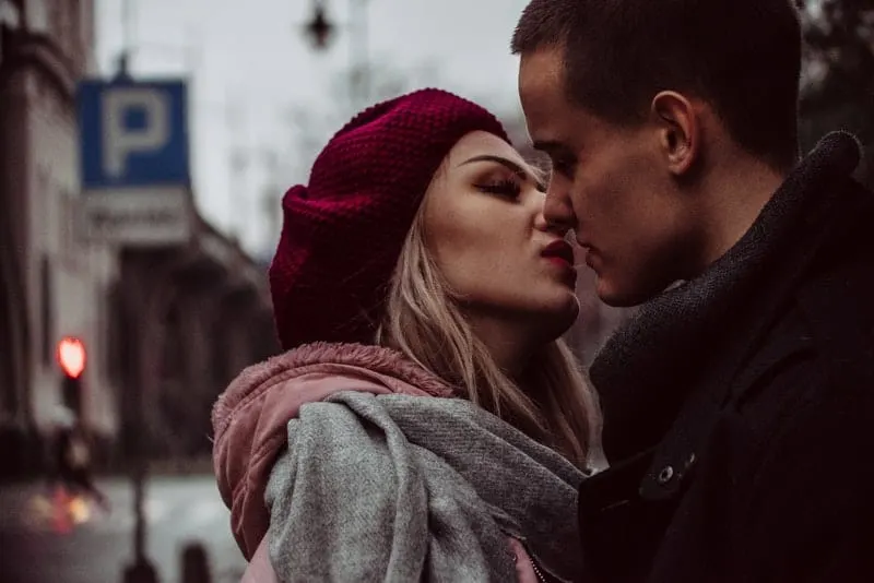 Ein liebendes Paar küsst sich auf der Straße