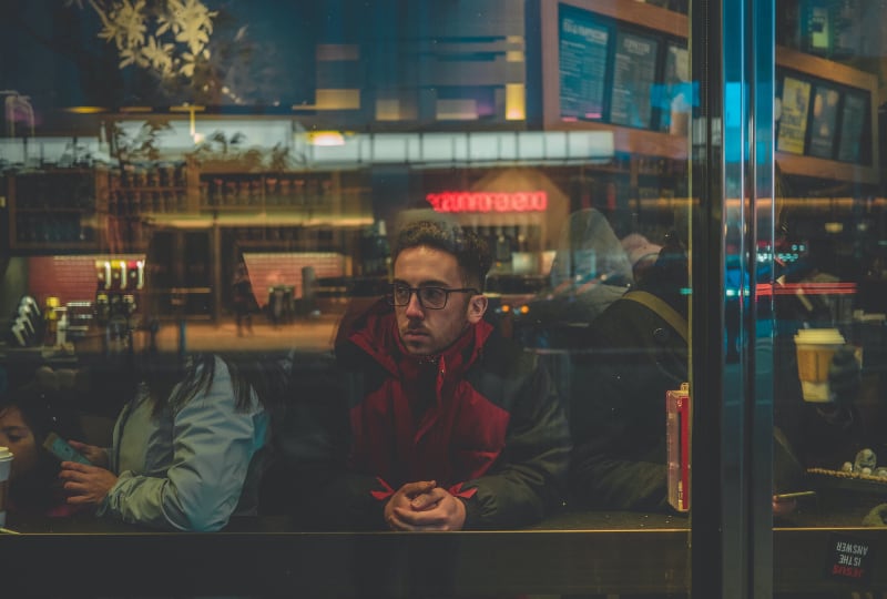 Ein nervöser Mann sitzt in einem Café