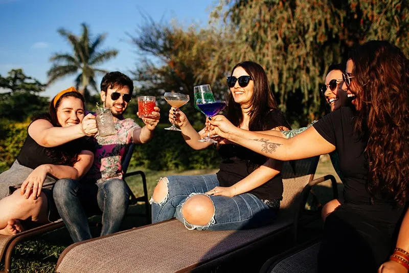 Eine Gruppe von Freunden trinkt auf der Party einen Toast mit Cocktails