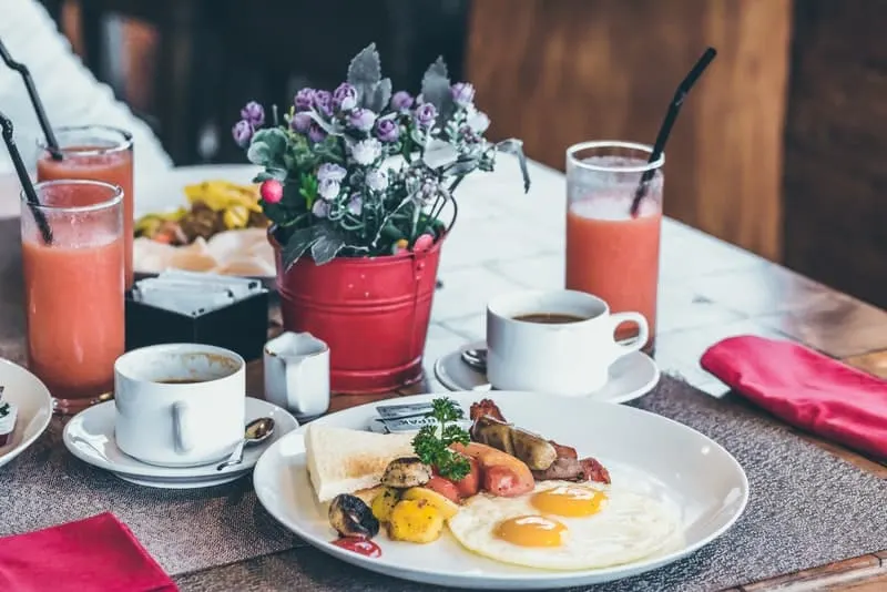 Frühstück mit Kaffee auf dem Tisch serviert