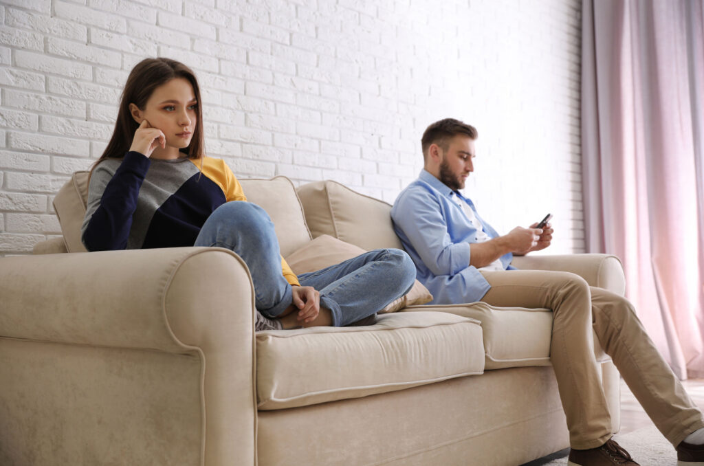 Junger Mann bevorzugt Smartphone gegenüber seiner Freundin