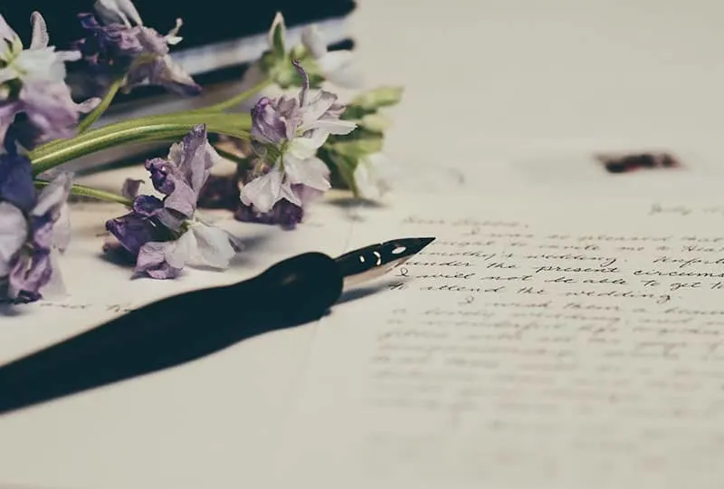 Stift und der Liebesbrief auf dem Tisch
