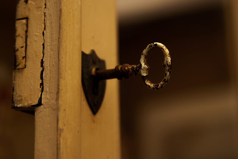 ein alter Schlüssel in einem Türschloss