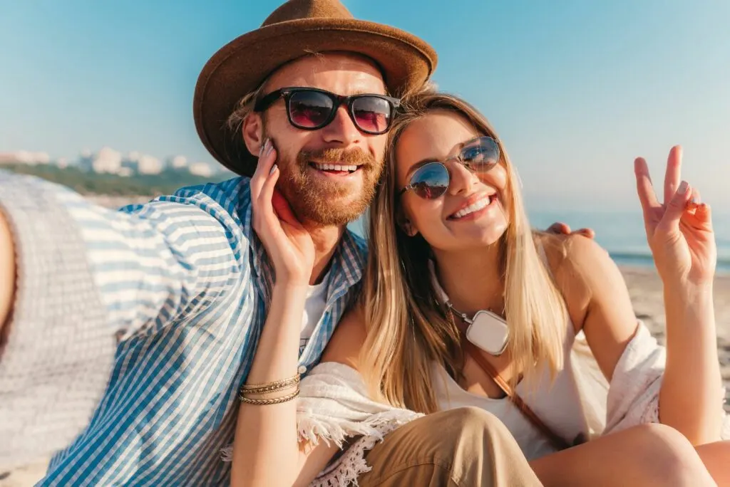 ein verliebtes paar mit brille macht ein foto
