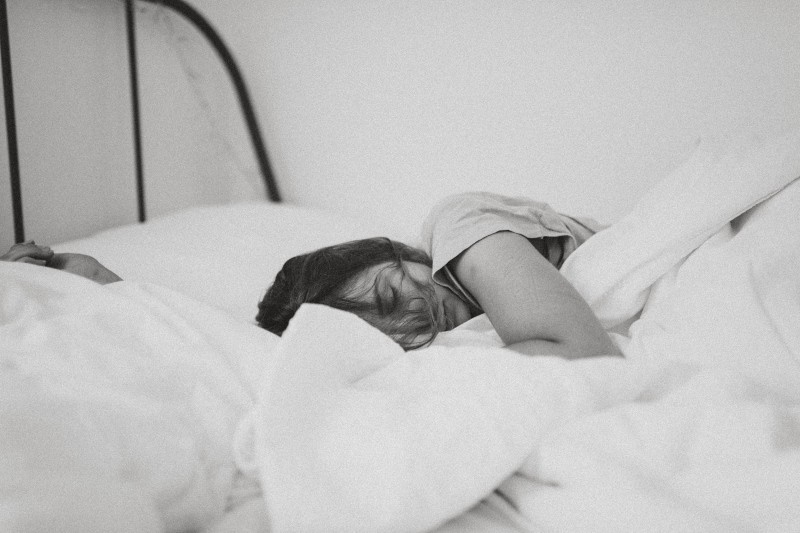 eine Frau, die im Bett schläft