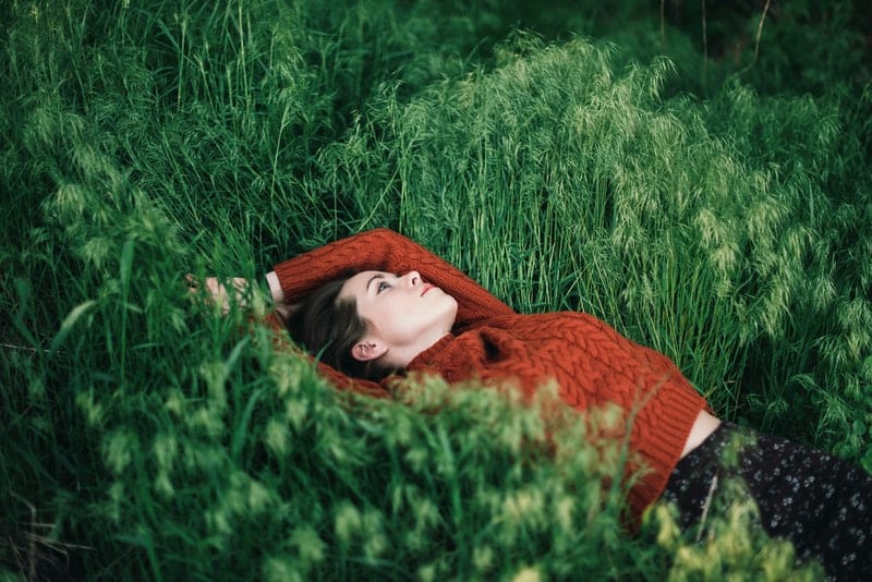 eine Frau im Gras liegen