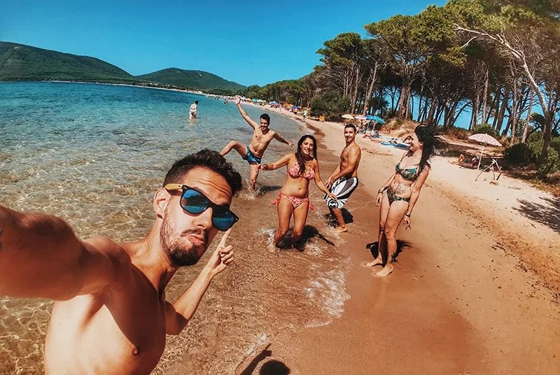 Eine Gruppe von Freunden macht ein Selfie-Foto an der Küste