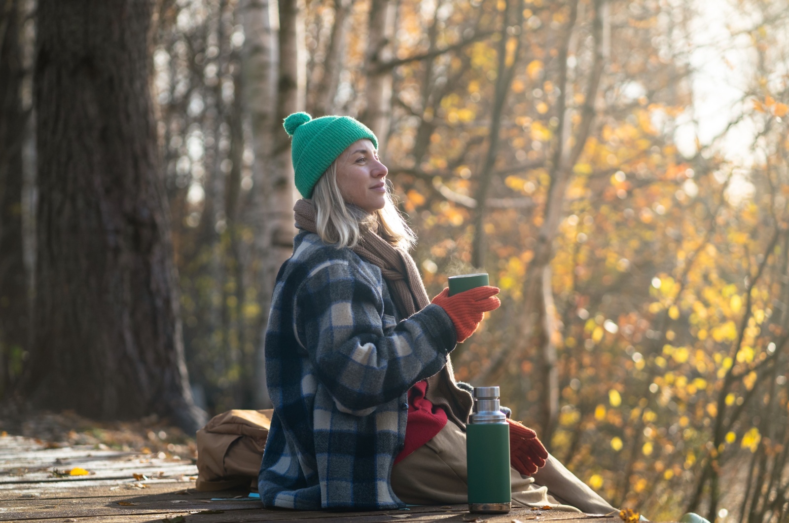frau sitzt alleine und trinkt kaffee