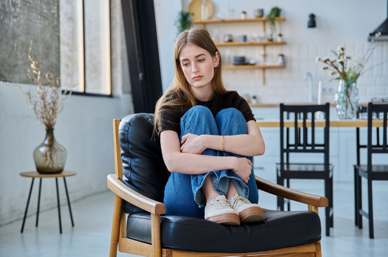 frau sitzt auf stuhl