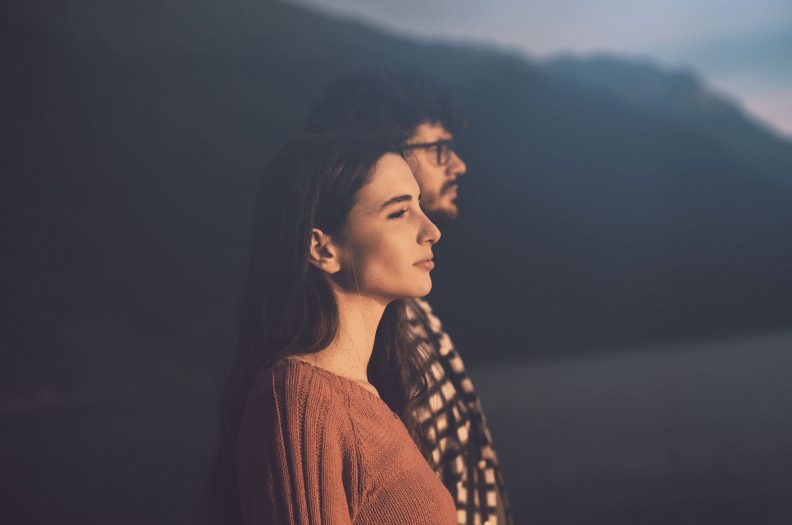 frau steht neben narzissten