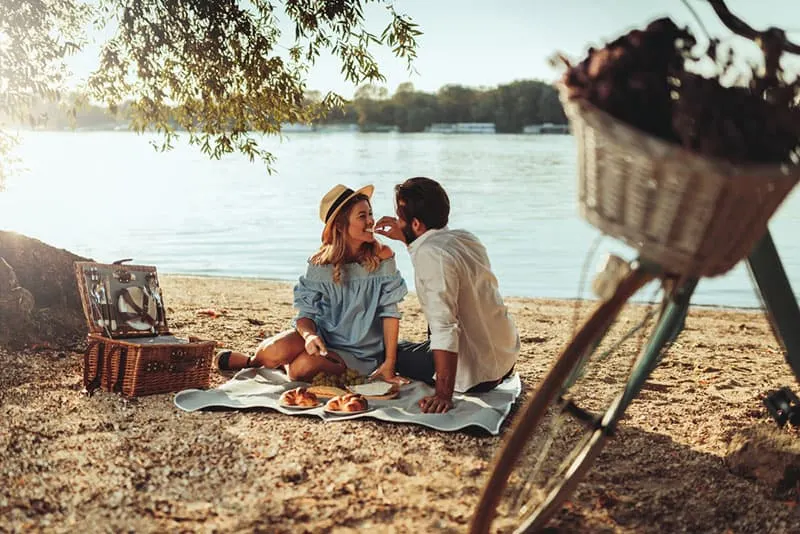 glückliches Paar genießt Picknick