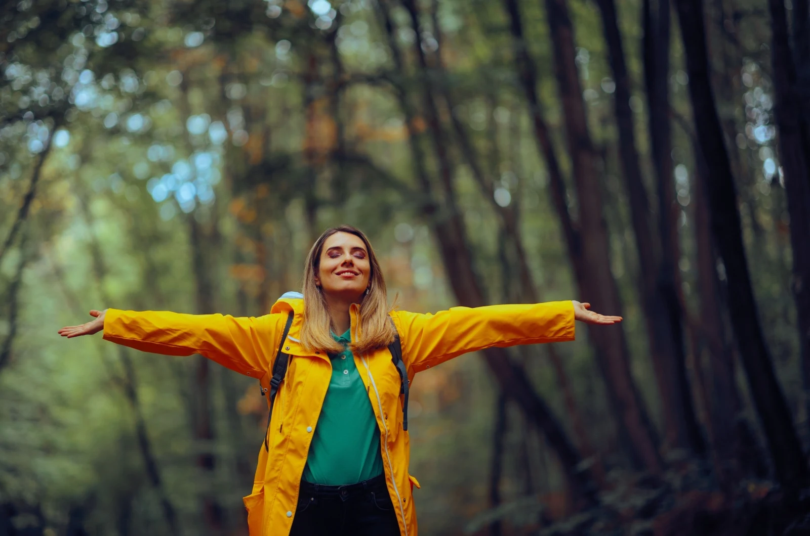 glueckliche Frau im Wald