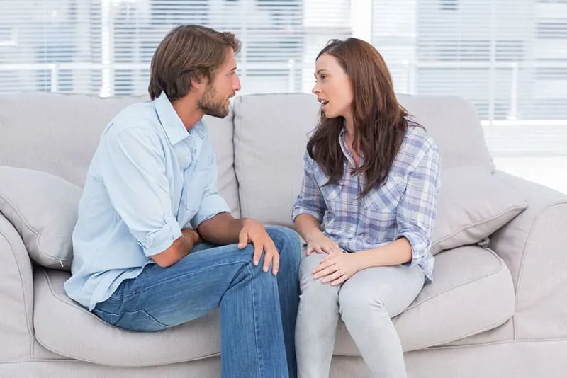 junges Paar spricht auf der Couch