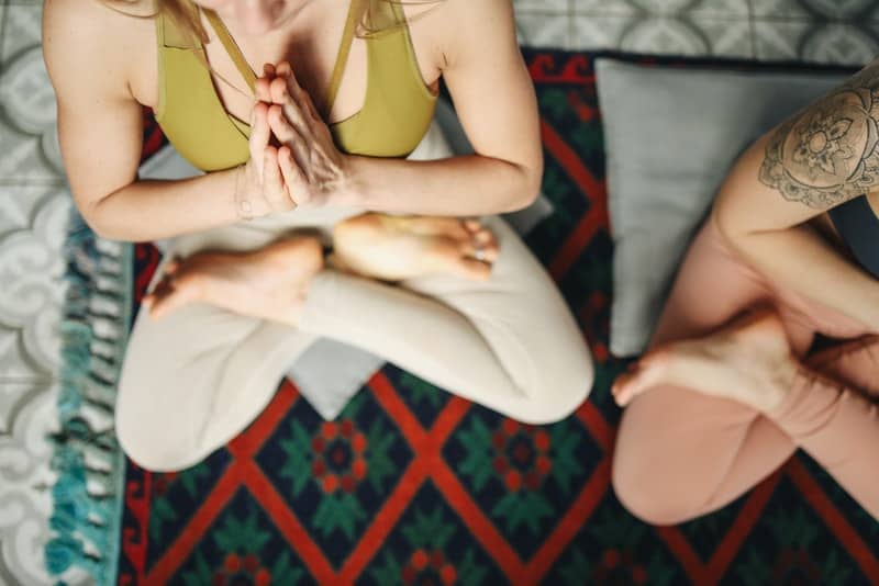 meditiere zwei Frauen