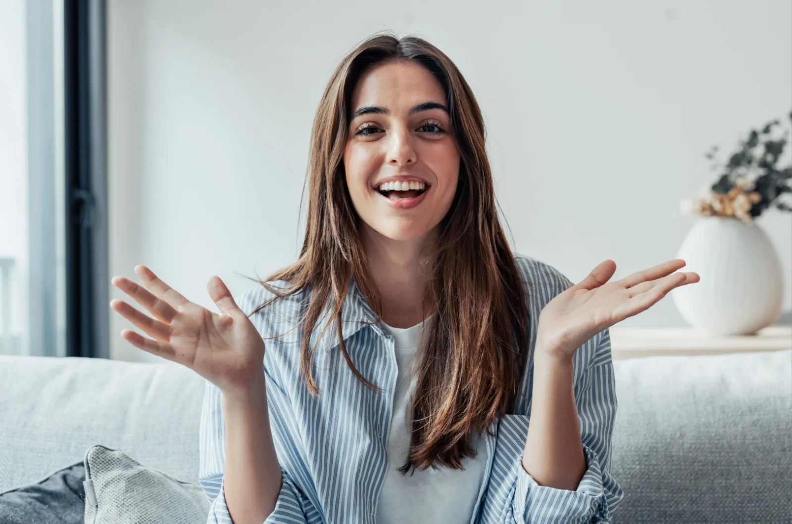 schoene und glueckliche Frau