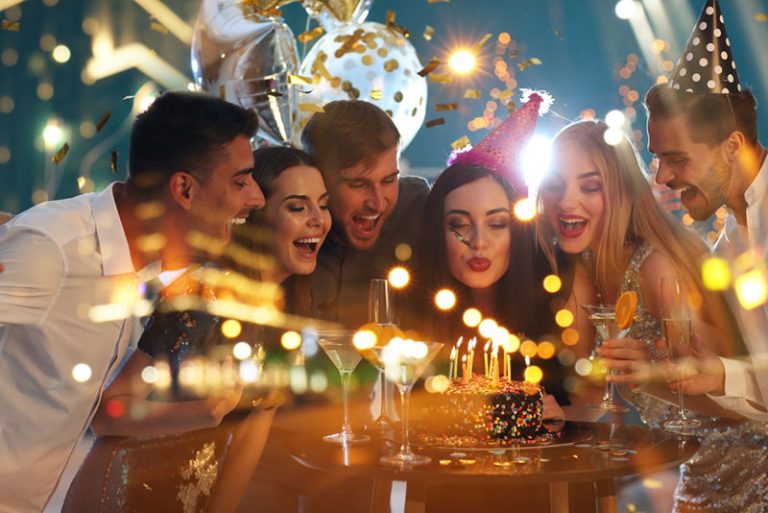 Freunde feiern Geburtstag