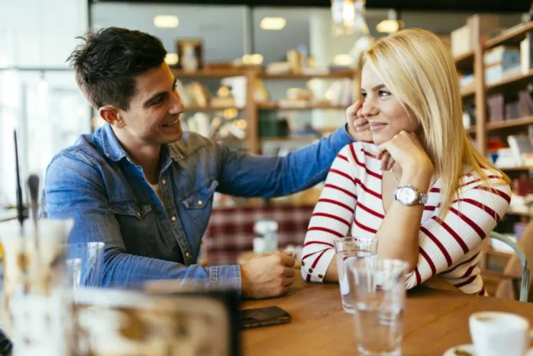 Mann flirtet mit Frau im Cafe