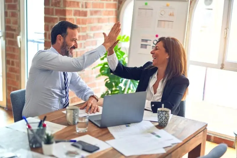 Geschaeftspartner geben sich gegenseitig High Five