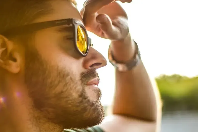 ein Mann mit Sonnenbrille