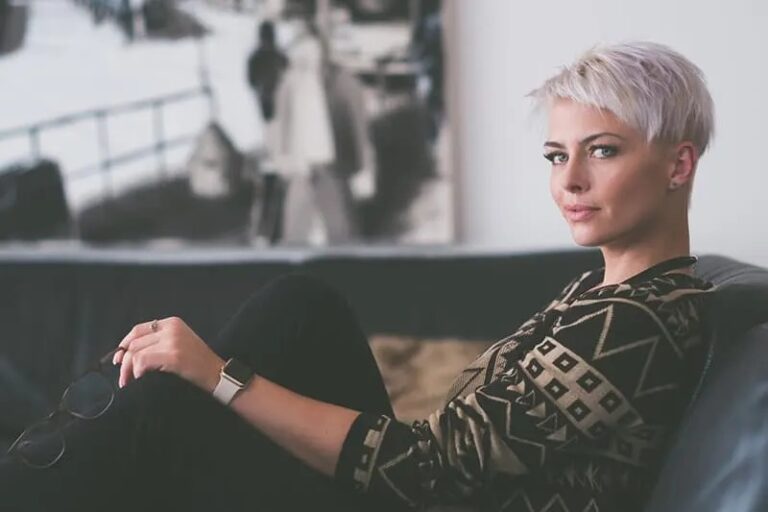 Frau mit kurzen blonden Haaren posiert