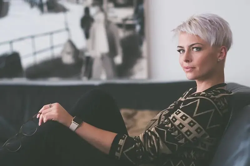 Frau mit kurzen blonden Haaren posiert