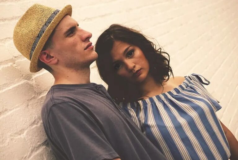 Mann mit Hut und Frau