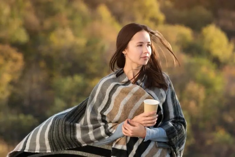 Frau sitzt mit Kaffeetasse