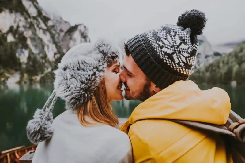 ein liebendes Paar küsst im Winter