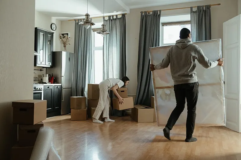 Ein Mann und eine Frau packen Sachen aus einer Wohnung