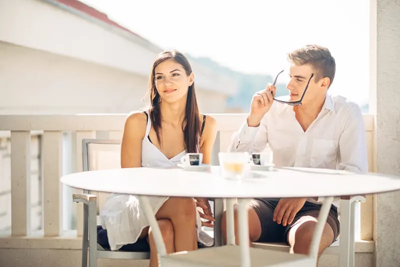 Ein Mann und eine Frau sitzen in der Stille während eines Dates im Café