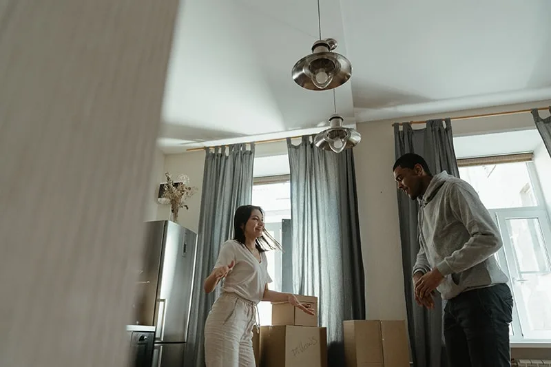 Ein Mann und eine Frau tanzen in der Wohnung