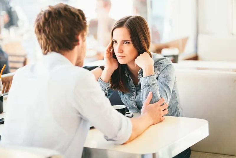 Ein Paar spricht im Restaurant über ihre Beziehungsprobleme