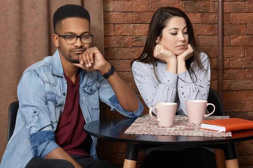 Ein liebendes Paar sitzt nach einem Streit in einem Café