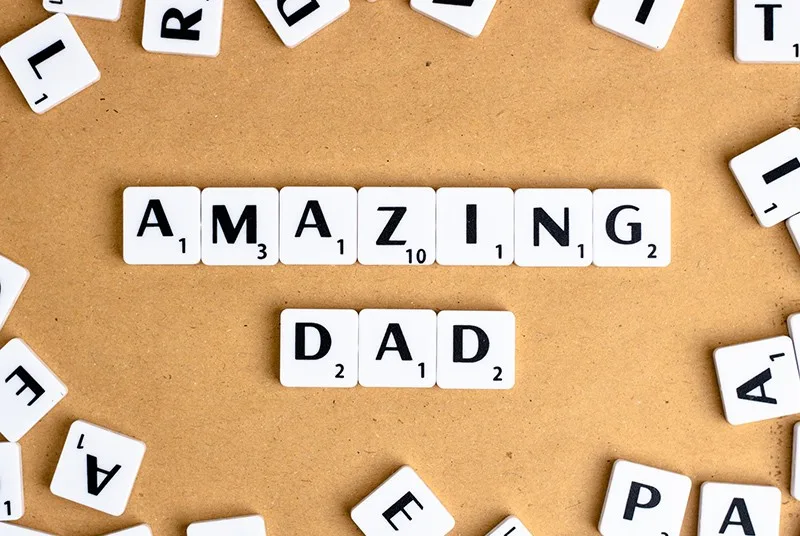 Erstaunlicher Vater in der englischen Sprache gemacht mit Buchstabenblöcken auf der Holzoberfläche